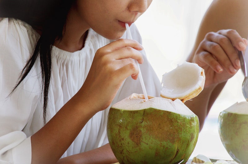 ragazza che beve acqua di cocco